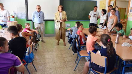 La delegada territorial de la Consejería de Inclusión Social, Juventud, Familias e Igualdad de la Junta en Granada, Matilde Ortiz, visita una escuela de verano de la provincia