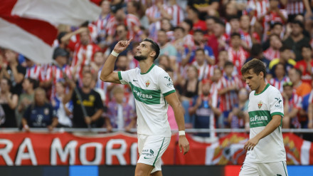 El delantero del Elche Rafa Mir celebra el primer gol de su equipo durante el partido de fútbol de LaLiga EA Sports entre el Atlético de Madrid y el Elche, este sábado en el estadio Metropolitano de Madrid.