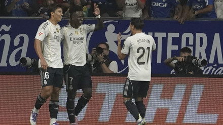 Vinicius celebra el tercer gol en la victoria del Real Madrid en Oviedo