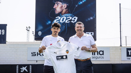 Diego López, junto al CEO de fútbol del Valencia CF