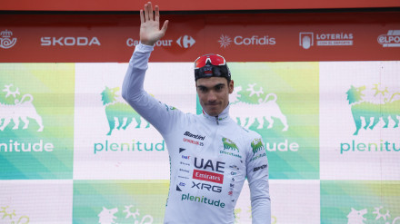 Juan Ayuso, en el podio de La Vuelta con el maillot blanco