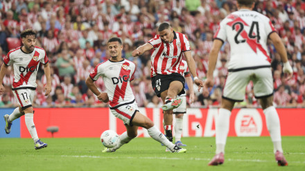 El delantero del Athletic Club Maroan Sannadi (c) dispara a puerta durante el encuentro correspondiente a la segunda jornada de LaLiga EA Sports disputado entre el Athletic Club y el Rayo Vallecano en San Mamés, este lunes. EFE/ Luis Tejido