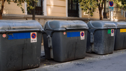 Contenedores llenos de basura en las calles de la ciudad de Madrid