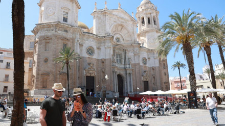 23/04/2024 Turistas en la plaza de la Catedral de Cádiz.POLITICA ROCÍO RUZ/EUROPA PRESS