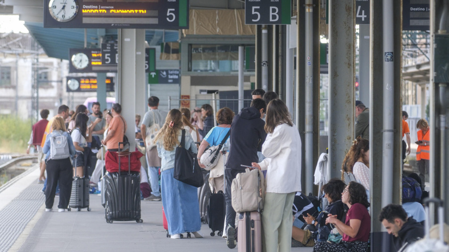 SANTIAGO DE COMPOSTELA, 20/08/2025.- Viajeros esperan para embarcar en sus trenes este miércoles, cuando se ha reestablecido la circulación en tren entre Santiago de Compostela y Madrid, que había permanecido cortada por los incendios. EFE/ Xurxo Martínez