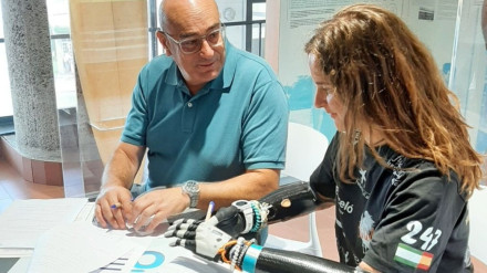 Firma entre el alcalde de Valdoviño y Sarah Almagro