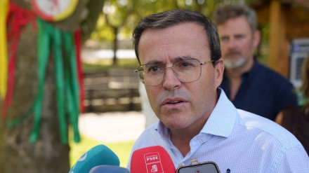 El secretario general del PSOE de Extremadura, Miguel Ángel Gallardo, atiende a los medios durante su visita a la Feria Rayana de Moraleja (Cáceres)