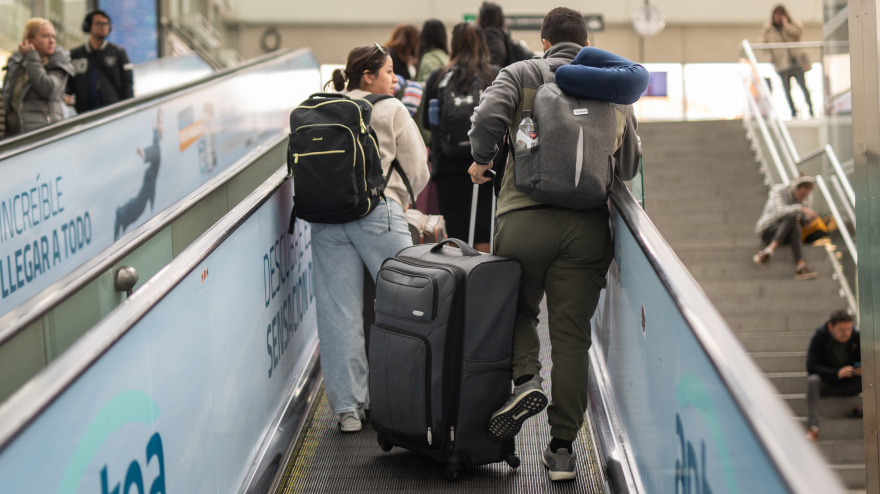 (Foto de ARCHIVO)Varias personas con maletas en la estación de tren Puerta de Atocha-Almudena Grandes, a 16 de abril de 2025, en Madrid (España). Renfe ha puesto a disposición de sus clientes más de 3,3 millones de plazas con motivo de las vacaciones de Semana Santa, entre el viernes 11 y el lunes 21 de abril, en todos sus servicios AVE, Avlo, Alvia, Euromed, Intercity, Avant, Media Distancia y AVE Internacional. La compañía pretende así atender la alta demanda de desplazamientos prevista, que supone una oferta de 800.000 plazas más que en la Semana Santa de 2024.Alejandro Martínez Vélez / Europa Press16/4/2025