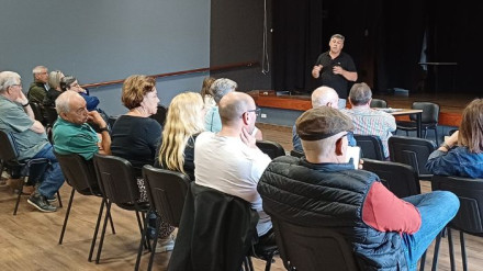 La reunión vecinal tuvo lugar en la Casa da Cultura y estuvo presidida por el alcalde