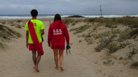 Imagen de dos socorristas en la playa de  A Frouxeira