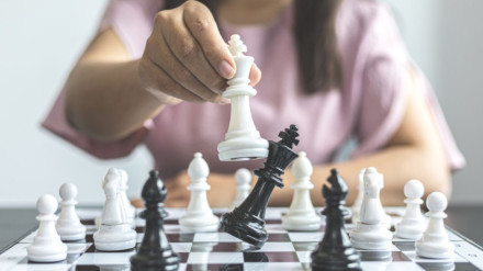 Joven jugando al ajedrez