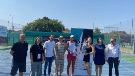 La directora del torneo, Elsa Corral, con el presidente de la Federación Gallega de Tenis, Xosé Mosquera, junto a las autoridades y la ganadora y finalista del W 50