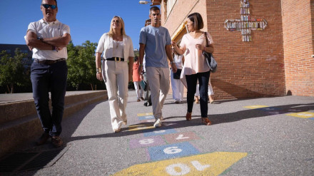 La alcaldesa de Granada, Marifrán Carazo visitando un colegio