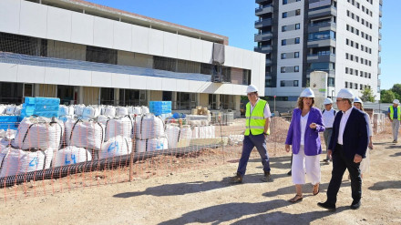 La alcaldesa de València, María José Catalá, junto al conseller de Educación, José Antonio Rovira, durante la visita a las obras del CEIP 106 Malilla.POLITICA COMUNIDAD VALENCIANA ESPAÑA EUROPA VALENCIA SOCIEDADAYUNTAMIENTO DE VALÈNCIA