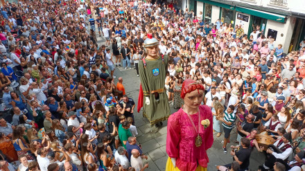 Momento de la salida de los mómaros en la Plaza del Ayuntamiento de Pontedeume