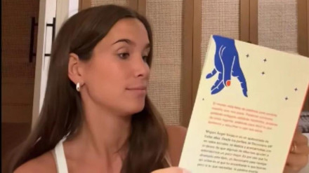 María Pombo muestra uno de los libros que tiene en su mesilla