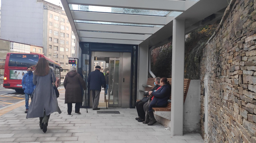 Entrada al ascensor de Os Castros, mayores, A Coruña