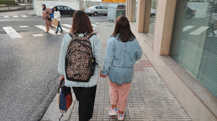 Un madre acompaña a su hija al colegio este 8 de septiembre en Lugo