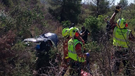 Dos heridos por politraumatismo al caer su coche 20 metros por un barranco en Tous.Dos hombres han resultado heridos por politraumatismo y trasladados a centros hospitalarios tras sufrir un accidente de tráfico, salirse su coche de la vía y caer por un barranco, aproximadamente 20 metros, en Tous (Valencia), según han indicado el Centro de Información y Coordinación de Urgencias (CICU) y el Consorcio Provincial de Bomberos de Valencia.SOCIEDAD CONSORCIO BOMBEROS VALENCIA