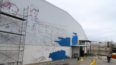 Boceto del mural de Sfhir en el pabellón polideportivo de Ares