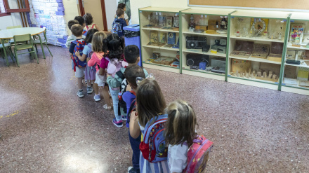 Varios niños a su llegada un colegio, en la vuelta al cole