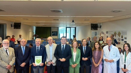 Presentación del libro 'Salud Cardiovascular en la Farmacia'El Colegio de Farmacéuticos de Córdoba, el Instituto Maimónides de Investigación Biomédica (Imibic) y la Fundación Bidafarma han unido sus fuerzas en un proyecto pionero para la mejora de la educación de la población cordobesa en el ámbito de la salud cardiovascular y la prevención de este tipo de enfermedades, con la edición del libro 'Salud Cardiovascular en la Farmacia'.POLITICA ANDALUCÍA ESPAÑA EUROPA ESPAÑA EUROPA CÓRDOBA SALUD ANDALUCÍACOLEGIO DE FARMACÉUTICOS DE CÓRDOBA