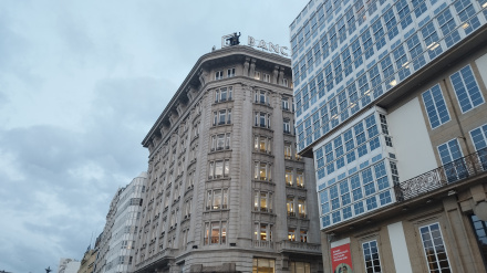 Edificio del Banco Pastor en los Cantones (A Coruña)