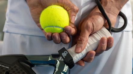 Detalle de la Padel band sobre una pala de padel