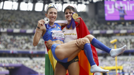 María Pérez levanta a la italiana Palmisano, segunda clasificada, y gran amiga suya.