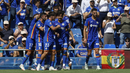 Los jugadores del Real Madrid celebran el tanto de Mario Martín.