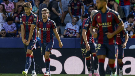 Iván Romero celebra el gol del Levante frente al Betis