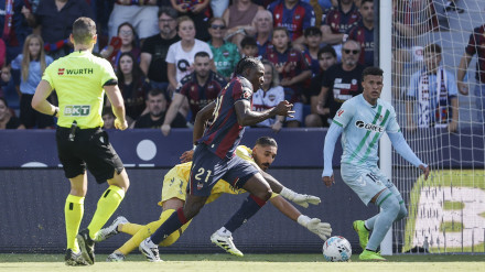 Etta Eyong marca con el Levante al Betis
