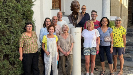 La Fundación Antonio Gala acoge un grupo de 12 pintores del taller 'L'atelier du Thabor' de Bretaña (Francia).   CÓRDOBA, 13 (EUROPA PRESS)       La Fundación Antonio Gala de Córdoba acoge hasta el día 16 de septiembre a un grupo de pintores pertenecientes al taller 'L'atelier du Thabor' de la localidad de Rennes (Bretaña/Francia). La residencia en la Fundación de este colectivo de dibujantes y pintores, entre los que se encuentra el reconocido pintor francés Boris Foscolo, se realiza bajo el lema 'Córdoba eterna y viva' y está coordinada por Françoise Dubosquet Lairys.   Según destacan desde la Fundación, Françoise Dubosquet, profesora Emérita en Estudios Ibéricos Contemporáneos de la Universidad de Rennes y pintora, y el presidente de la Fundación, Francisco Moreno, han diseñado las jornadas con el fin de que los residentes conozcan la obra de Antonio Gala y su legado, al tiempo que descubren Córdoba.   En concreto, el programa de residencia en la Fundación ha incluido, entre otras actividades, un encuentro con el prestigioso pintor Juan Vida con motivo de la inauguración de su exposición en Espacio Gala el jueves, 11 de septiembre, así como conciertos, charlas, un taller de pintura --óleo o acrílico-- por la mañana y, en horario de tarde, cuenta con visitas a diferentes puntos de la ciudad, en cuyas calles se realiza un taller de dibujo y acuarela.   Del mismo modo, en la agenda se ha programado una visita de Córdoba y sus museos guiada por Dolores García Ramos, profesora de historia del arte de la Universidad de Córdoba (UCO) y especialista en Julio Romero de Torres.POLITICA ANDALUCÍA ESPAÑA EUROPA EUROPA EUROPA CULTURA CÓRDOBA FRANCIA ESPAÑAFUNDACIÓN ANTONIO GALA
