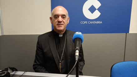 Arturo Ros, obispo de Santander, en los estudios de COPE Cantabria