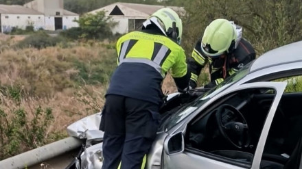 Imagen de archivo de una actuación de Bomberos de Navarra tras una accidente de tráfico