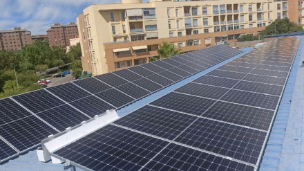 Placas solares en el tejado del Colegio Licenciados Reunidos en Cáceres