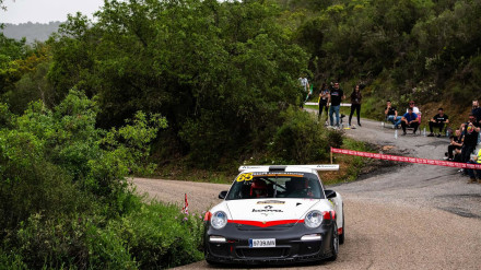 Un grupo de personas observa el paso de vehículos durante el 41º Rallye Sierra Morena