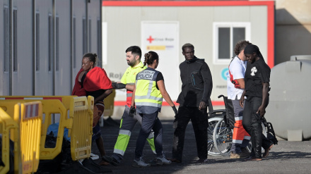 Efectivos de emergencias atienden a personas en el Muelle de la Restinga, El Hierro, Canarias