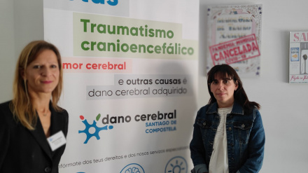 Monse (a la derecha) y Noelia, orientadora laboral en Dano Cerebral Santiago