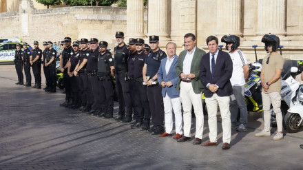 La Policía Local estrena el Plan Guardián para la seguridad del casco histórico con unos 20 agentes.El alcalde de Córdoba, José María Bellido, y el teniente de alcalde de Seguridad, Jesús Coca, han presentado este viernes el Plan Guardián para la seguridad y vigilancia de la zona del casco histórico, con unos 20 agentes incorporados de la nueva promoción, dando respuesta así a las necesidades de los vecinos y comerciantes.POLITICA ANDALUCÍA ESPAÑA EUROPA CÓRDOBAAYUNTAMIENTO DE CÓRDOBA
