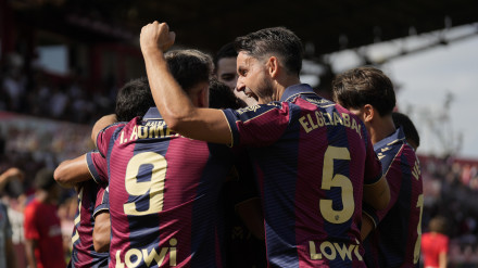 Iván Romero celebra el gol del Levante frente al Girona
