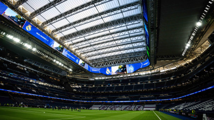El techco cerrado del Santiago Bernabéu durante un partido