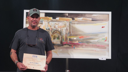 El autor con su obra.