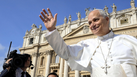 VATICAN CITY (Vatican City State (Holy See)), 17/09/2025.- A handout picture provided by the Vatican Media shows Pope Leo XIV (R) waving to the faithful during the weekly general audience in Saint Peter's Square, Vatican City, 17 September 2025. (Papa) EFE/EPA/VATICAN MEDIA HANDOUT HANDOUT EDITORIAL USE ONLY/NO SALES