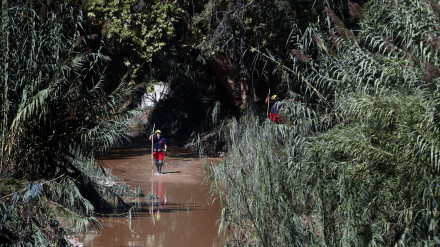 Bomberos de la Generalitat buscan en un tramo de 17 kilómetros al hombre desaparecido ayer domingo cuando la riera de Sant Quintí de Mediona (Barcelona) arrastró el coche en el que viajaba junto a su hijo
