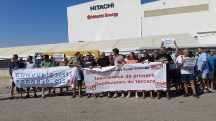 Concentración de los trabajadores de Hitachi Energy ante la factoría en Córdoba.