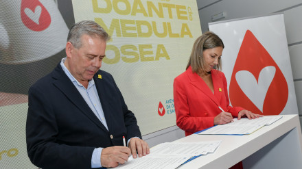 El conselleiro de Sanidade, Gómez Caamaño, y la presidenta de ASOTRAME, Cristina Piñeiro