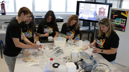 El equipo del laboratorio de Biopolímeros preparando la G-Night