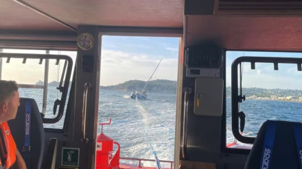 La Salvamar Fénix remolca el catamarán encallado en la cala Sardinera de Xàbia