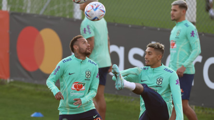 Neymar y Raphinha, en un entrenamiento con la selección brasileña